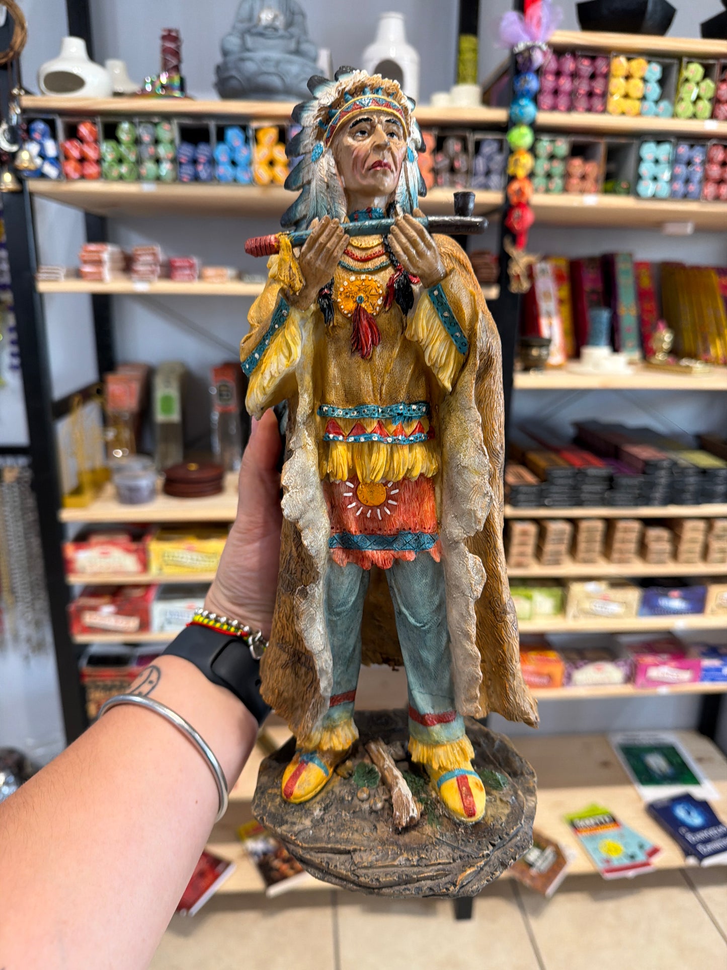 Figura Espiritual de indio parado en Resina | Estatua Decorativa y Mística para Altares y Hogar
