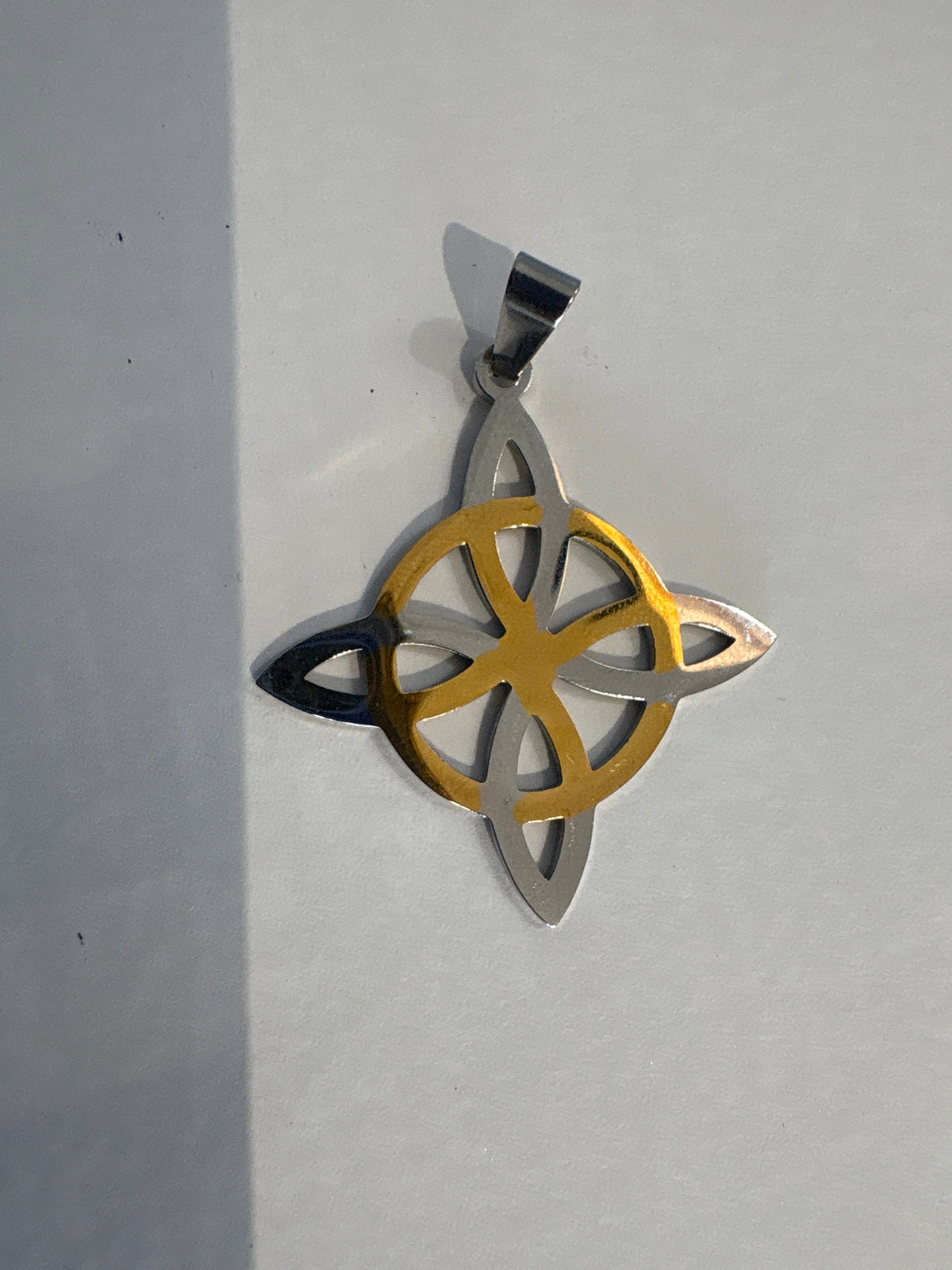pendant de nudo de bruja plata y oro | proteccion contra malos ojos , proteccion