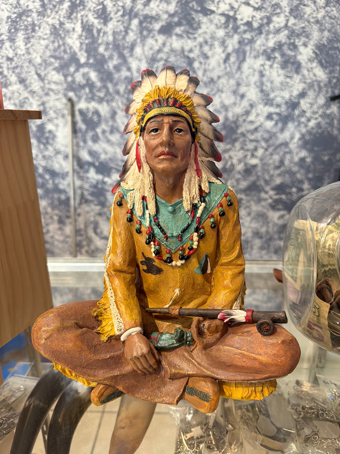 Figura Espiritual de indio sentado en Resina | Estatua Decorativa y Mística para Altares y Hogar