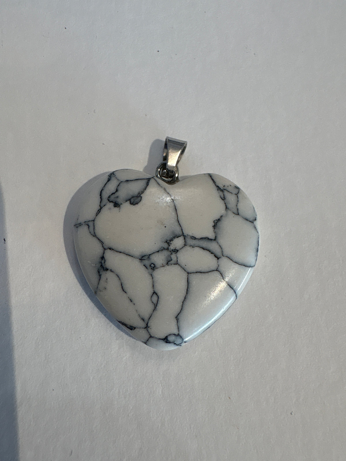 Pendant de piedra howlita blanca | Piedra energetica, corazon, calma, equilibrio, claridad