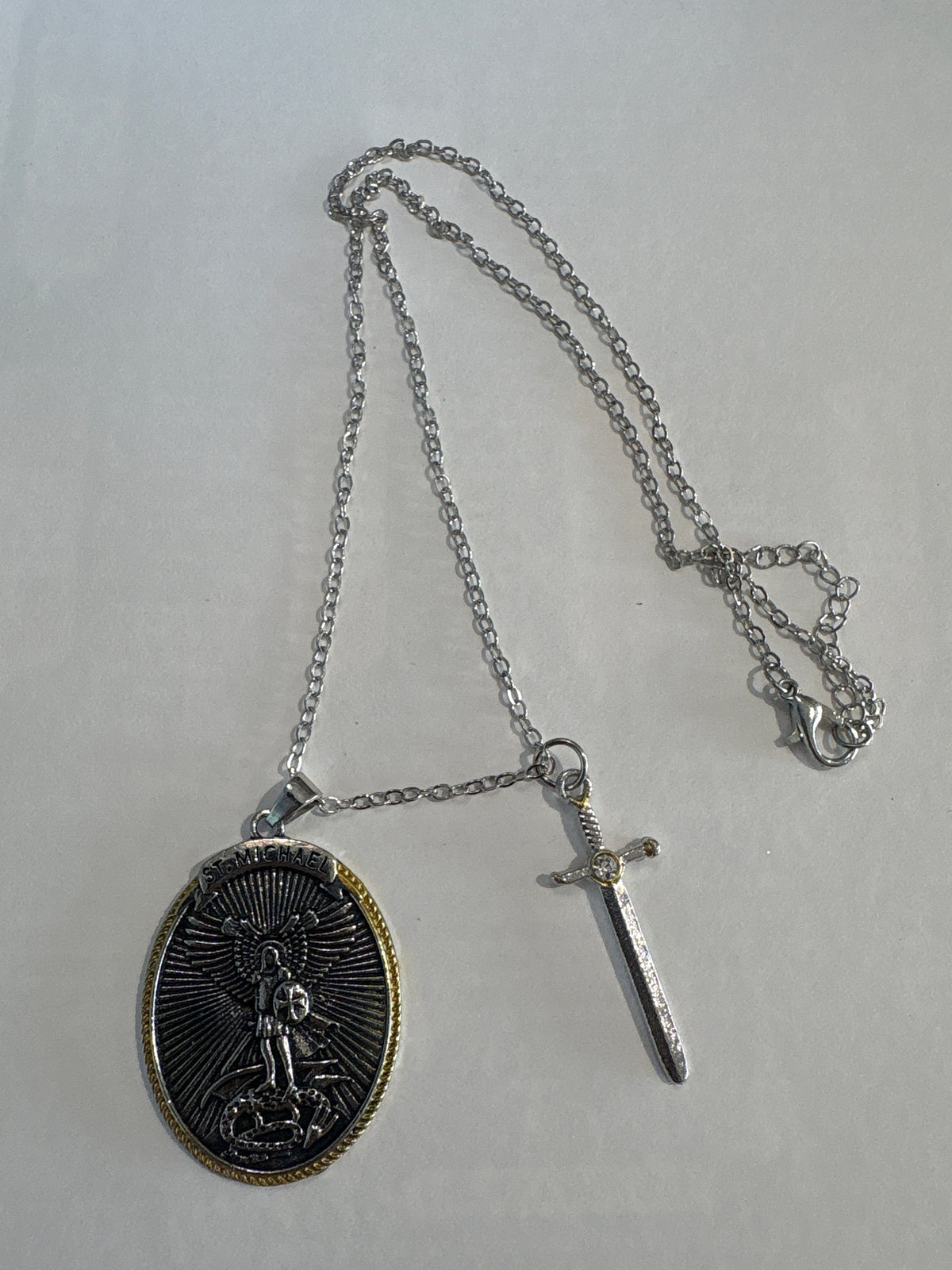 Collar san miguel con espada