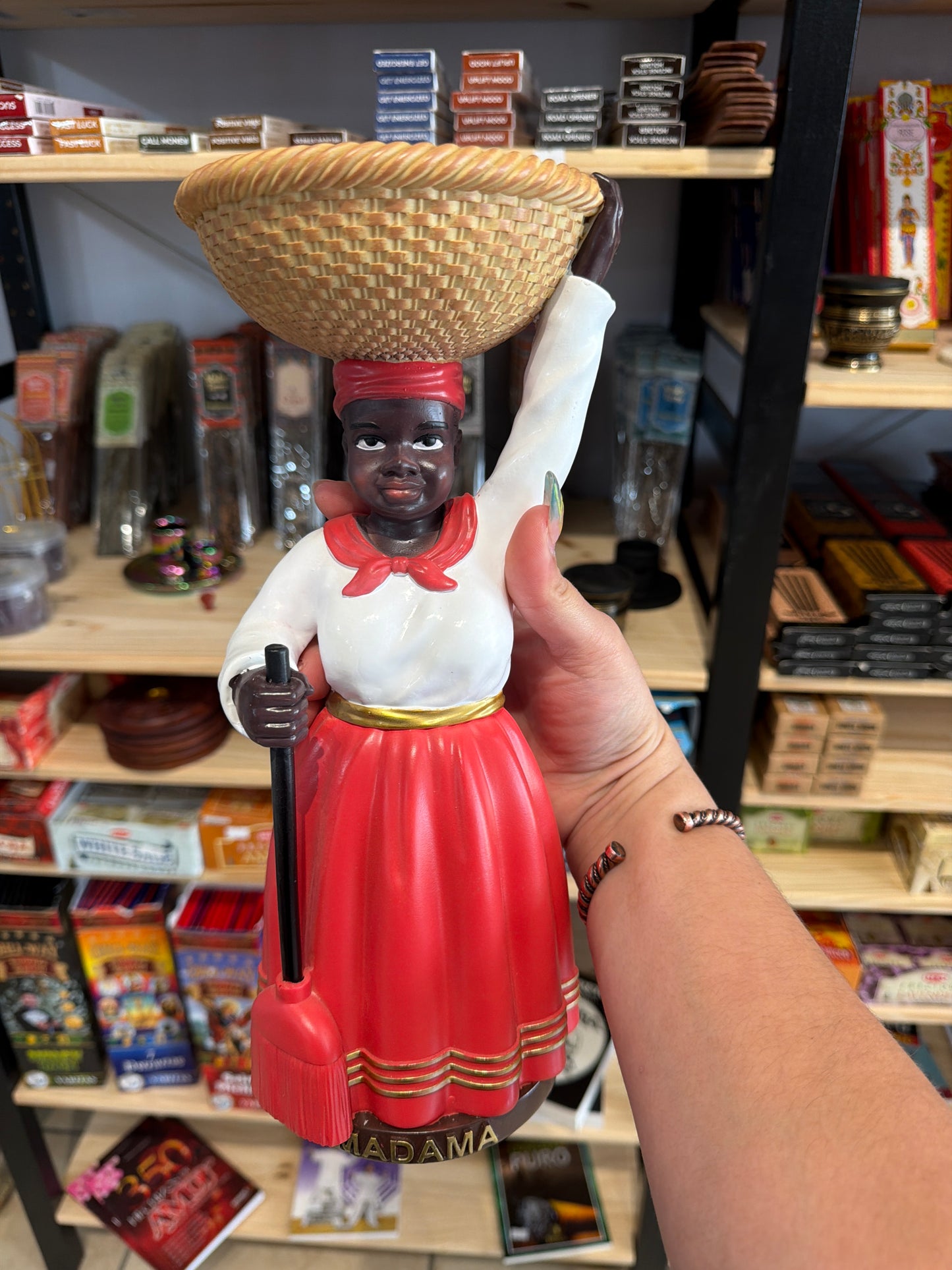 Madama con canasta roja |figura