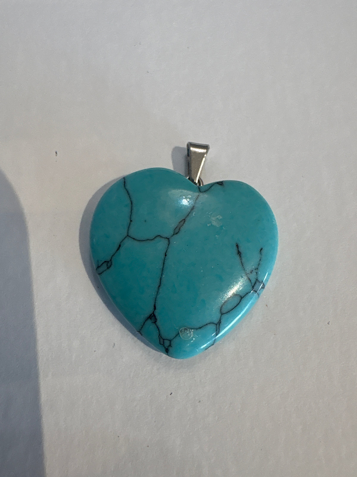Pendant de piedra howlita azul| Piedra energetica, corazon, comunicacion, equilibrio, calma emocional