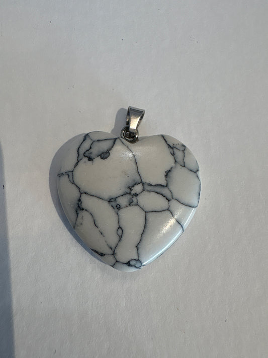 Pendant de piedra howlita blanca | Piedra energetica, corazon, calma, equilibrio, claridad