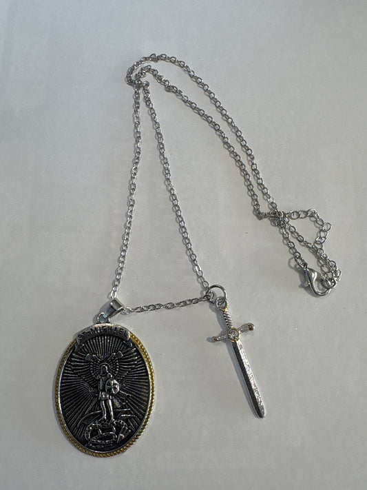 Collar  san miguel con espada