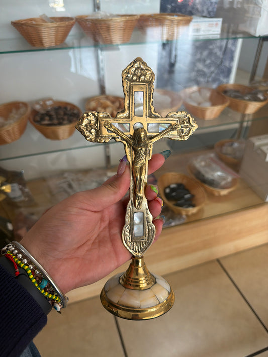 Crucifijo parado dorado